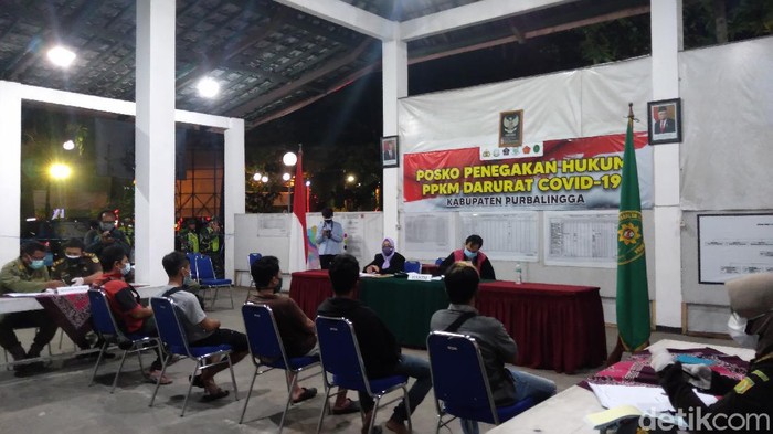 Suasana sidang pelanggaran PPKM Darurat di Purbalingga, 8/7/2021