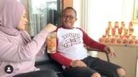Terlepas dari permasalahan yang tengah dihadapinya, Sule tetap eksis dengan berbagai konten seru dan menarik di Instgram dan YouTube miliknha. Salah satunya konten kulineran dan makan-makan yang bikin laper penggemarnya. Foto: YouTube/Instagram Sule