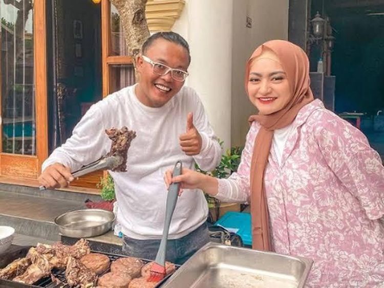 Sule Ternyata Paling Suka Ngeliwet hingga Makan Karedok Ekstra Pedas 