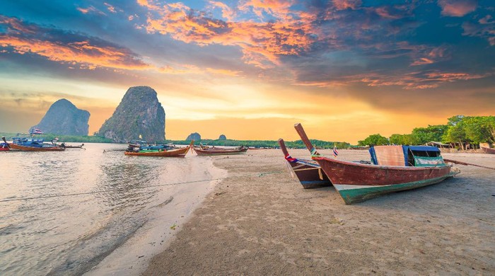 Sunset di pantai Thailand selatan