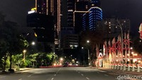 Pantauan detikcom pada pukul 20.15 WIB, di Jalan Gubernur Suryo, aparat yang terdiri dari Dishub Kota Surabaya serta kepolisian telah memasang barrier tepat di depan sekolah Trimurti Surabaya. Sebelumnya, kawasan ini masih belum disekat.