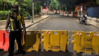Sejumlah kendaraan yang keluar dari Jalan Simpang Dukuh, tidak bisa melintas ke Jalan Gubernur Suryo.  