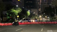 Sementara pengendara tidak bisa melintas ke Jalan Yos Sudarso, karena tidak ada jalan alternatif. Pasalnya, di Jalan Pemuda, aparat juga melakukan penyekatan jalan.