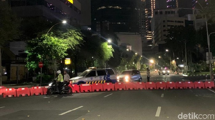 Penyekatan dilakukan di sejumlah ruas jalan Kota Surabaya. Hal itu dilakukan guna memaksimalkan penerapan PPKM Darurat di Kota Pahlawan.