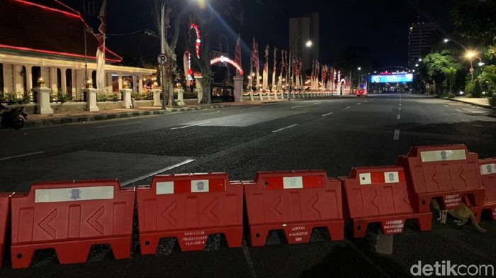 Sunyi Sepi Jalanan Kota Surabaya di Kala PPKM Darurat Penyekatan dilakukan di sejumlah ruas jalan Kota Surabaya. Hal itu dilakukan guna memaksimalkan penerapan PPKM Darurat di Kota Pahlawan.