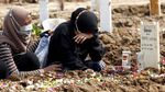 Tangis Pilu Keluarga Korban COVID-19 di TPU Rorotan
