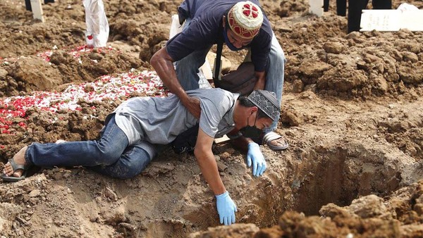 Tangis Pilu Keluarga Korban COVID-19 di TPU Rorotan