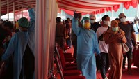 Begini potret para nakes yang tengah melayani vaksinasi massal COVID-19.
