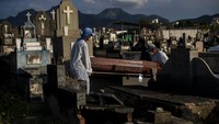 Seperti dilansir Reuters, Jumat (18/6/2021), jumlah kasus baru dan kematian di negara-negara maju seperti Amerika Serikat (AS) dan Inggris cenderung berkurang, namun beberapa negara mengalami kekurangan vaksin karena Corona varian Delta kini menjadi jenis yang dominan di seluruh dunia. AP/Bruna Prado  