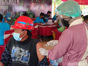 Ratusan Pekerja Proyek Strategis Nasional di Trenggalek Divaksin