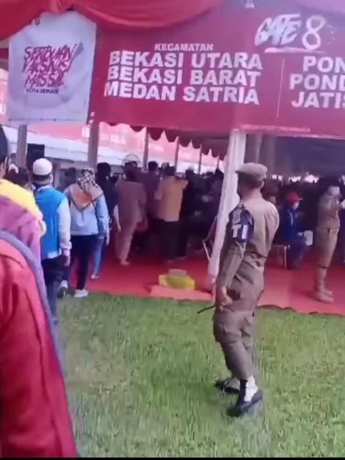 Video antrean vaksinasi massal di Stadion Patriot, Bekasi (tangkapan layar)