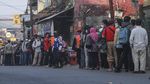 Waduh! Antrean Penumpang di Stasiun Citayam Meluber hingga ke Jalan