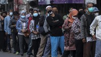 Antrean meluber hingga ke jalan.