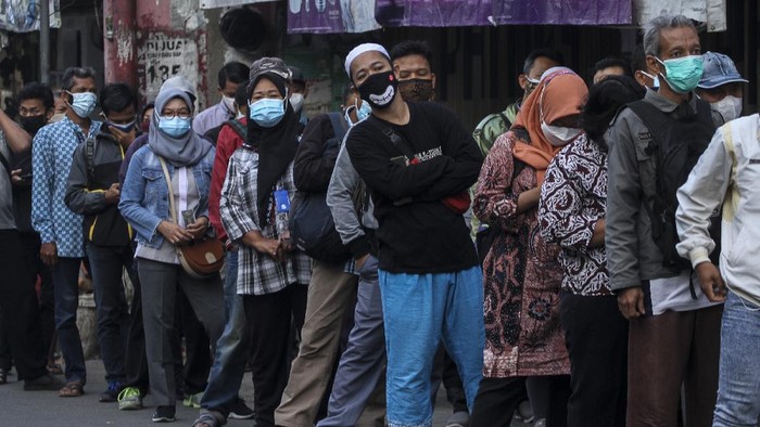 Antrean penumpang di Stasiun Citayam, Depok, meluber hingga ke jalan. Antrean tersebut terjadi imbas dari pemberlakuan kapasitas pengguna kereta rel listrik.
