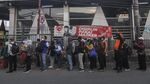 Waduh! Antrean Penumpang di Stasiun Citayam Meluber hingga ke Jalan