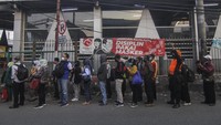 Sejumlah calon penumpang KRL mengantre di Stasiun Citayam, Depok, Jawa Barat, Kamis (8/7/2021) pagi.