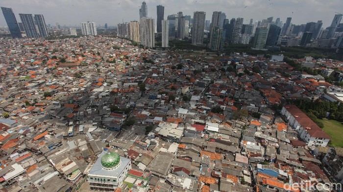 Bank Dunia mengumumkan peringkat Indonesia turun menjadi negara lower middle income. Itu artinya Indonesia turun kelas dan kembali menjadi negara berpenghasilan menengah ke bawah. Lalu apa saja dampak penurunan kelas ini ke perekonomian Indonesia?