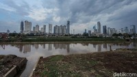 Maka dari itu menurut Josua kekhawatiran justru muncul dari potensi turunnya peringkat kredit Indonesia. Dengan turunnya kelas Indonesia menjadi negara berpenghasilan menengah ke bawah dikhawatirkan peringkat kredit alias sovereign rating Indonesia turun.  