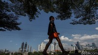 Dengan turun kelas, Bhima juga mengatakan ada potensi Indonesia akan ditinggal investor. Karena dengan turun kelas menjadi negara berpenghasilan menengah ke bawah artinya risiko ekonomi yang dihadapi lebih banyak. Bisa saja profil risiko investasi Indonesia memiliki nilai yang buruk.