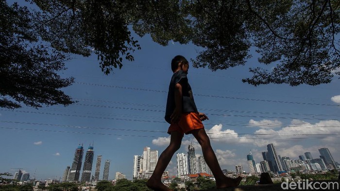 Bank Dunia mengumumkan peringkat Indonesia turun menjadi negara lower middle income. Itu artinya Indonesia turun kelas dan kembali menjadi negara berpenghasilan menengah ke bawah. Lalu apa saja dampak penurunan kelas ini ke perekonomian Indonesia?