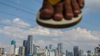 Ekonom Bank Permata Josua Pardede menilai justru dampak dari turun kelas ini tidak terlalu signifikan ke perekonomian Indonesia.  