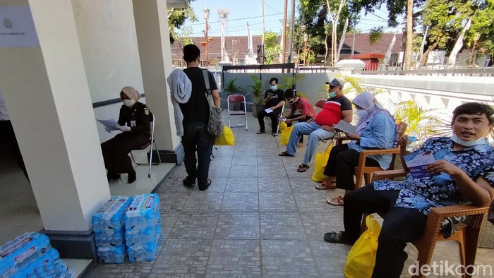 Warga dapat sembako gratis usai vaksinasi di Kejari Majalengka