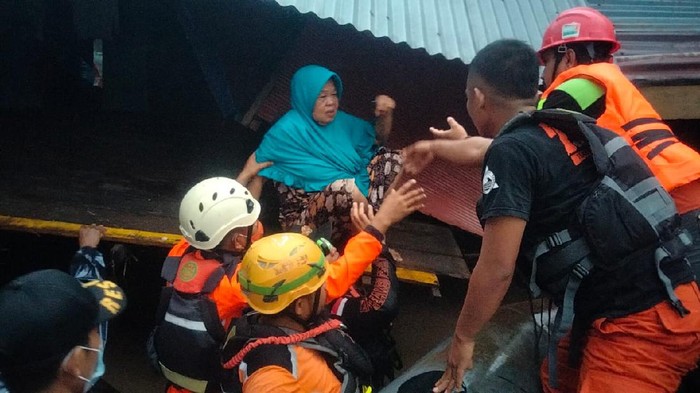 Warga dievakuasi dari permukiman imbas banjir Bandang di Jeneponto-Bantaeng (dok. Basarnas).