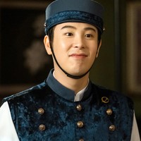 P.O Block B menjadi lawan main IU dalam drama Korea Hotel Del Luna. Ia berperan sebagai Ji Hyun Joong, resepsionis hantu yang meninggal di medan perang. Namun, aktingnya dalam episode tujuh menjadi sorotan netizen Korea. Akting P.O saat menangis dinilai tak menyakinkan dan realistis. Foto: dok. tvN