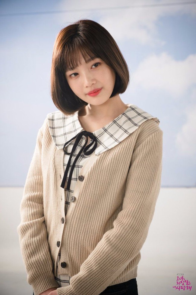 Joy Red Velvet mendapat kritik saat memulai debut akting dalam drama Korea The Liar and His Lover. Pemilik nama asli Park Soo Young itu menjadi sorotan karena aktingnya dinilai canggung dan belum cukup bagus sebagai pemeran utama. Raut wajahnya kembali dikritik saat membintangi Tempted. Foto: dok. tvN