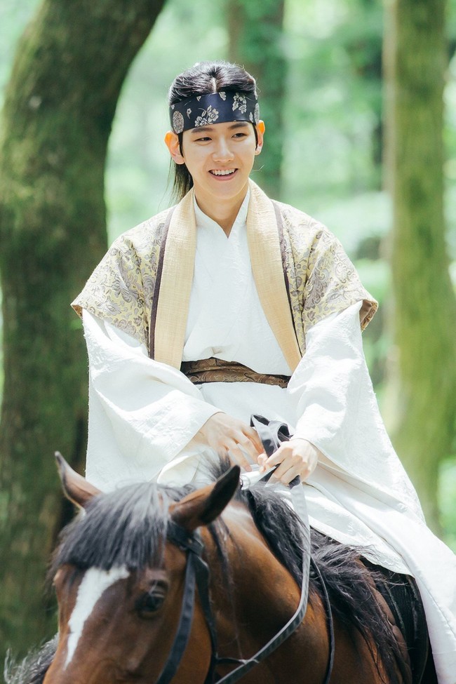 Akting Baekhyun EXO menuai kritik tajam saat membintangi drama Korea Scarlet Heart Ryeo. Vokalis utama EXO itu dinilai canggung seakan tak mengerti dengan perannya sebagai pangeran Wang Eun. Drama tersebut menandai debutnya di televisi setelah membintangi web drama EXO Next Door. Foto: dok. SBS