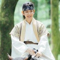 Akting Baekhyun EXO menuai kritik tajam saat membintangi drama Korea Scarlet Heart Ryeo. Vokalis utama EXO itu dinilai canggung seakan tak mengerti dengan perannya sebagai pangeran Wang Eun. Drama tersebut menandai debutnya di televisi setelah membintangi web drama EXO Next Door. Foto: dok. SBS