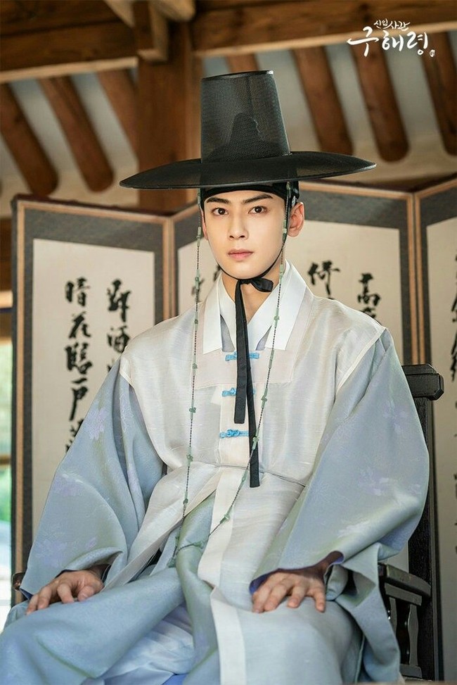 Visual grup ASTRO ini mendapat kritik netizen Korea saat membintangi drama Korea Rookie Historian Goo Hae Ryung. Akting Cha Eun Woo sebagai pemeran utama dinilai canggung dan ‘berlebihan’. Namun, aksinya dalam drama Korea True Beauty dinilai sudah membaik, terlebih saat berakting marah. Foto: dok. MBC
