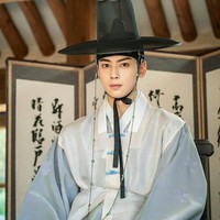 Visual grup ASTRO ini mendapat kritik netizen Korea saat membintangi drama Korea Rookie Historian Goo Hae Ryung. Akting Cha Eun Woo sebagai pemeran utama dinilai canggung dan ‘berlebihan’. Namun, aksinya dalam drama Korea True Beauty dinilai sudah membaik, terlebih saat berakting marah. Foto: dok. MBC