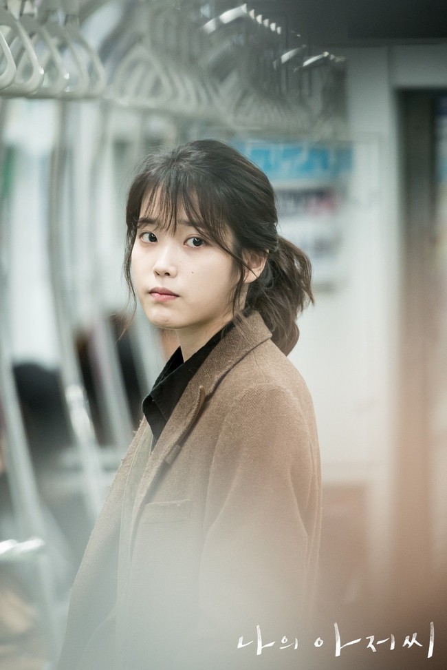 IU mendapat kritik karena aktingnya dinilai canggung dalam drama Korea Scarlet Heart Ryeo, seperti Baekhyun EXO. Ia kembali mendapat kritik serupa saat membintangi drama Korea My Mister. Netizen Korea mempertanyakan alasan sang solois digaet sebagai pemeran utama ketimbang aktris lain. Foto: dok. tvN