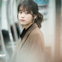 IU mendapat kritik karena aktingnya dinilai canggung dalam drama Korea Scarlet Heart Ryeo, seperti Baekhyun EXO. Ia kembali mendapat kritik serupa saat membintangi drama Korea My Mister. Netizen Korea mempertanyakan alasan sang solois digaet sebagai pemeran utama ketimbang aktris lain. Foto: dok. tvN