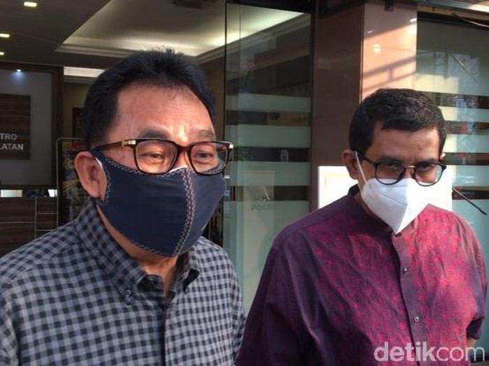 Dedy Harsono, ayah Askara Parasady Harsono mempolisikan Nindy Ayunda dengan pasal pencemaran nama baik melalui ITE.