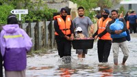 Banjir yang disebabkan tingginya intensitas hujan itu mengakibatkan puluhan rumah warga terendam banjir.