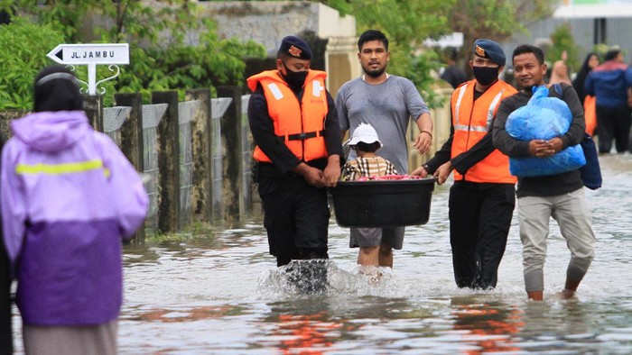 BANJIR AKIBAT TINGGINYA INTENSITAS HUJAN DI ACEH Sejumlah warga menyelamatkan barang-barang berharga saat banjir melanda di Desa Lampasie Engking, Kecamatan Darul Imarah, Aceh Besar, Aceh, Jumat (9/7/2021). Banjir yang disebabkan tingginya intensitas hujan itu mengakibatkan puluhan rumah warga terendam banjir dengan ketinggian air 30 cm - 90 cm dan sebagian warga terpaksa mengungsi kerumah tetangganya. ANTARA FOTO/Syifa Yulinnas/foc.