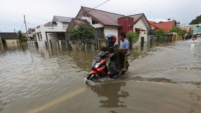 BANJIR AKIBAT TINGGINYA INTENSITAS HUJAN DI ACEH Sejumlah warga menyelamatkan barang-barang berharga saat banjir melanda di Desa Lampasie Engking, Kecamatan Darul Imarah, Aceh Besar, Aceh, Jumat (9/7/2021). Banjir yang disebabkan tingginya intensitas hujan itu mengakibatkan puluhan rumah warga terendam banjir dengan ketinggian air 30 cm - 90 cm dan sebagian warga terpaksa mengungsi kerumah tetangganya. ANTARA FOTO/Syifa Yulinnas/foc.