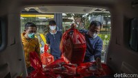 Program warga bantu warga tersebut dilakukan oleh Tatap Moeka Resto dengan Indonesia Escorting Ambulance (IEA) Jakarta Selatan, tingginya angka covid-19 membuat kepedulian antar warga tercipta.