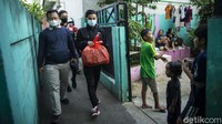 Meski Indonesia terus diterpa rekor buruk akan angka-angka COVID-19 yang tinggi, namun kabar baiknya RI dinobatkan menjadi negara paling dermawan di dunia. Catatan itu dibukukan oleh yayasan amal Charities Aid (CAF) yang merilis data melalui situs resminya, kriteria yang diraih Indonesia salah satunya adalah beramal ke yayasan sosial, menolong orang asing, dan kesediaan menjadi sukarelawan.