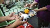 Pasien tersebut harus menjalani isolasi mandiri di rumah. Selain bantuan yang dilakukan oleh relawan, bantuan juga terus mengalir dari sumbangan antar warga.