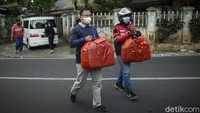 Sumbangan tersebut terjalin melalui pesan grup whats app baik RT maupun RW yang menggalang dana untuk menyiapkan makanan untuk warganya yang terpapar COVID-19.