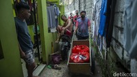 Dengan menggunakan gerobak, warga menyusuri gang-gang sempit untuk menjangkau rumah warga yang menjalani isolasi mandiri.