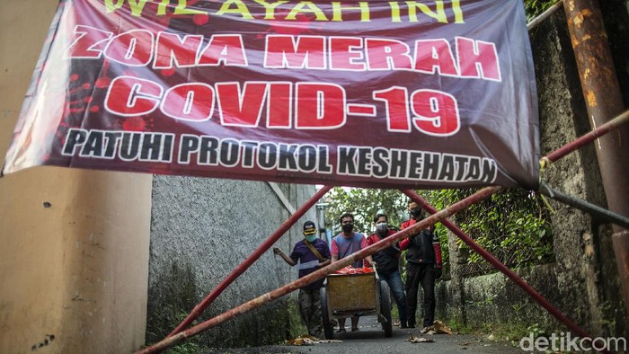 Meski Indonesia terus diterpa rekor buruk akan angka-angka COVID-19 yang tinggi, namun kabar baiknya RI dinobatkan menjadi negara paling dermawan di dunia.