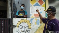Selain memberikan bantuan berupa makanan, warga juga memberikan semangat agar pasien yang tengah menjalani isolasi mandiri dapat terus berjuang dan cepat sembuh.