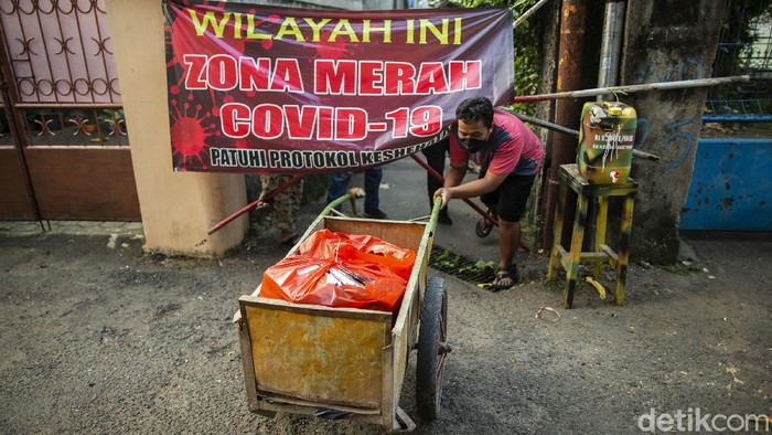Begini Solidaritas Warga di Zona Merah COVID-19 Meski Indonesia terus diterpa rekor buruk akan angka-angka COVID-19 yang tinggi, namun kabar baiknya RI dinobatkan menjadi negara paling dermawan di dunia.