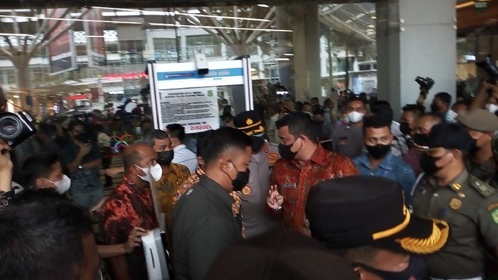 Bobby saat menyegel Centre Point (Datuk-detikcom)