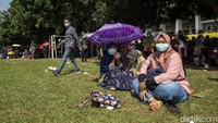 Antrean yang panjang membuat mereka harus beristirahat di lapangan.