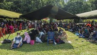 Beberapa warga juga nampak menunggu antrean di barak yang didirikan TNI AU.